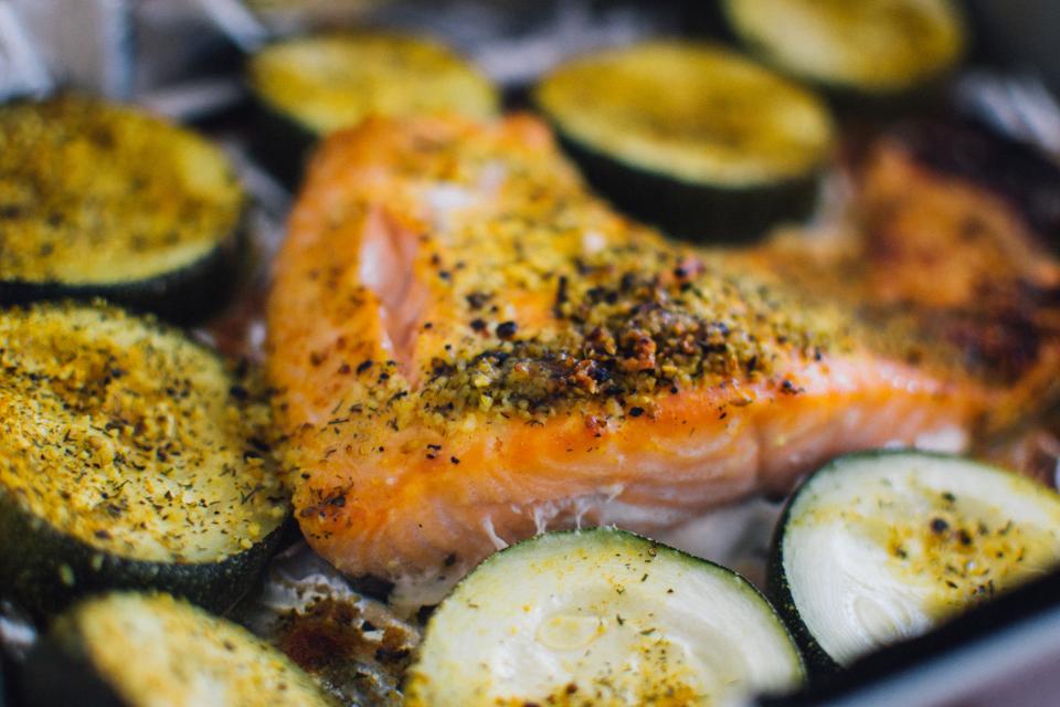 baked-salmon-with-zucchini